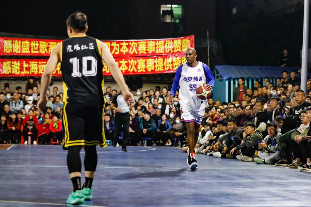 与多名中场