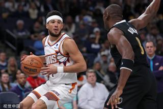 在讨论詹姆 在讨论詹姆